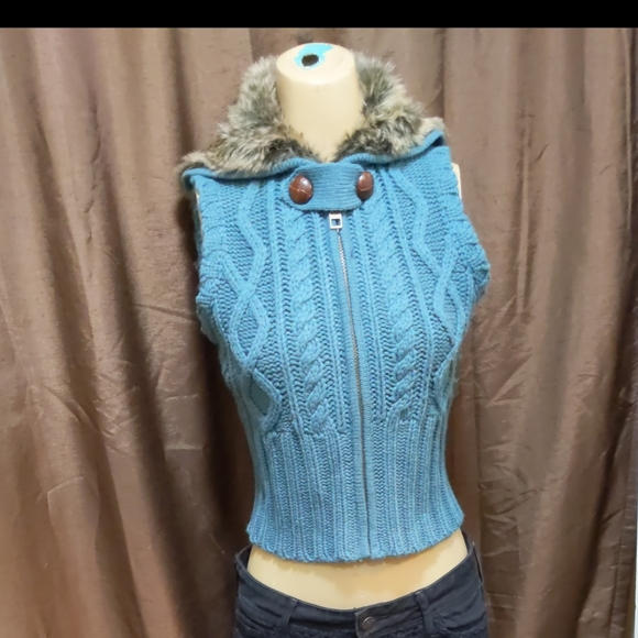Knitted vest with faux fur lined hood - Picture 1 of 8